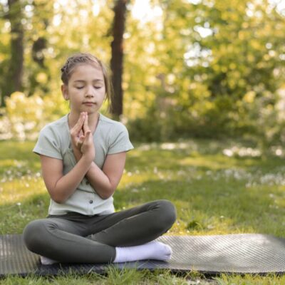 chica-meditando-sobre-estera-yoga